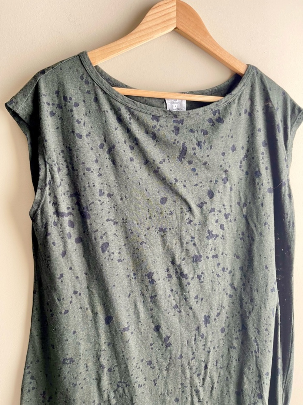 Evereve + Michael Stars Women’s Dark Green Asymmetrical Tie-Hem Burnout Top - Picture 2 of 5